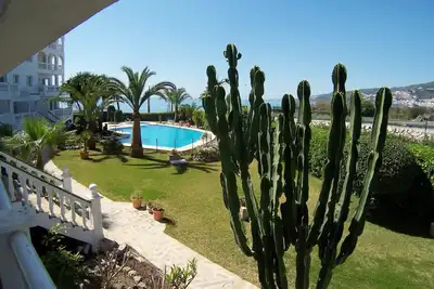 Image de Front Line Ă la plage avec une vue superbe, piscine et jardins. A / C et wifi Gratuit
