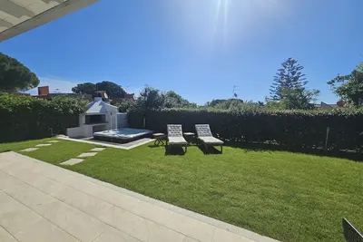 Image de Grande villa avec jardin sur quatre côtés à quelques pas de la plage