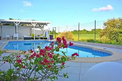 Image de Villa tout confort, piscine privée au sel avec vue dégagée, proche des plages