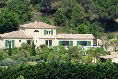 Image de Villa spacieuse avec piscine, donnant sur les vignobles.
