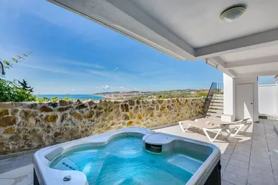 Villa moderne avec vue spectaculaire sur la mer et la plage, douche extérieure et jacuzzi