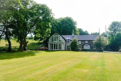 Image de La maison de la baie. Élégant, spacieux chalet Clonakilty avec des vues spectaculaires sur l'eau
