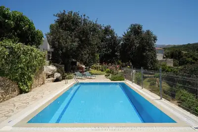 Villa paisible avec de beaux jardins et une piscine avec une vue imprenable!