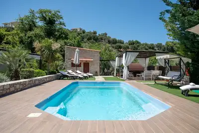 Image de Villa Maratho, jacuzzi chauffé, mini-golf et plus encore! Intimité totale! 2 km de la plage!