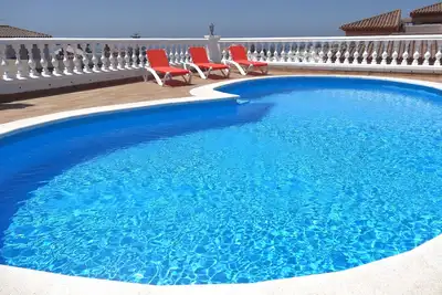 Image de Spacieux 3 Chambres Appartement rez de chaussée avec 2 piscines! 1 privé, 1 Air conditionné communal
