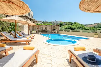 Image de Villa Dafni! Vues sur la campagne, distance de marche des magasins, proche de la plage!