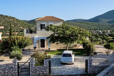 Image de Villa de luxe Piscine privée, de superbes vues Château / montagne, près de la mer, Wi Fi