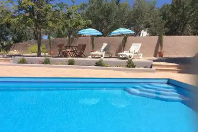 Image de 2 chambres, maison de campagne entièrement climatisée avec grande piscine privée