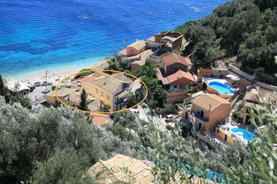 Image de Jasmin Kaminaki: Petit appartement à côté de la plage! 1 chambre, salle de bains, cuisine, jardin