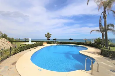Image de Appartement spacieux au rez-de-chaussée avec clima, Proche de la plage, des piscines et de la ville