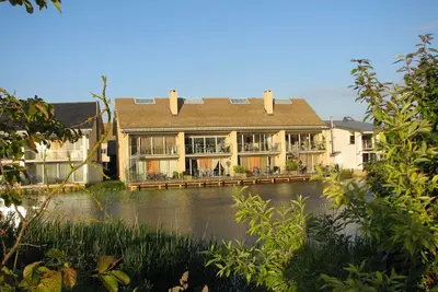 Image de Velvet Lodge - 3 étages / 5 chambres / 4 salles de bain Lakeside House peut accueillir 10 adultes + 2 enfants