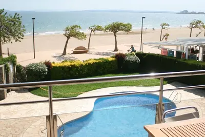Image de Roses, Frontline, perfect for families Pool + Wifi + Parking + Tv