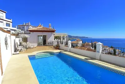 Image de Moderne, spacieuse, villa individuelle avec piscine privée, A / C, Free wi-fi