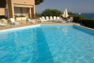 Image de Appartement vue sur la mer avec terrasse et jardin communautaire à couper le souffle