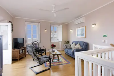 Image de Propriété de deux chambres récemment rénovée avec terrasse sur le toit offrant de superbes vues