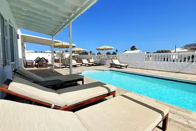 Image de 3 chambres 2 salles de bain avec piscine chauffée, Wifi, bain à remous, A / C, table de billard, T Tennis, Sky Tv