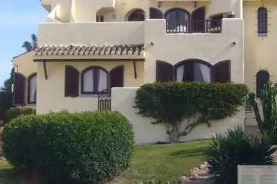 Image de Villa avec vue imprenable, un accès facile à la piscine / beaux jardins. A / Con