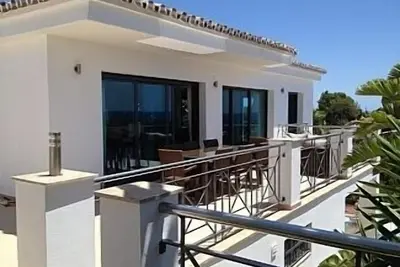 Image de Villa moderne avec piscine privée et magnifique vue mer et montagne
