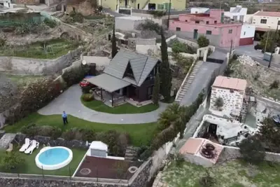 Image de Maison en bois confortable avec piscine