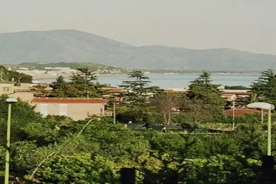 Image de Bel appartement avec jardin donnant sur la mer
