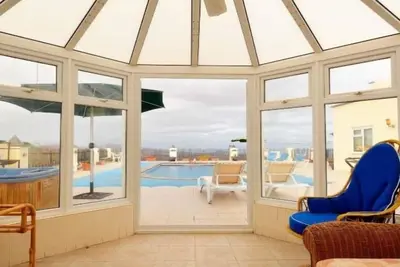 Image de Appartement de luxe avec piscine, bain à remous et d'assurance Hébergement gratuit
