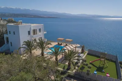 Image de Une belle villa de bord de mer avec piscine privée et vue sur la mer indescriptible