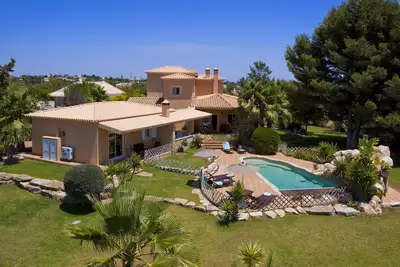 Image de Grande villa de 6 chambres avec piscine chauffée et vue mer. À distance de marche de la plage