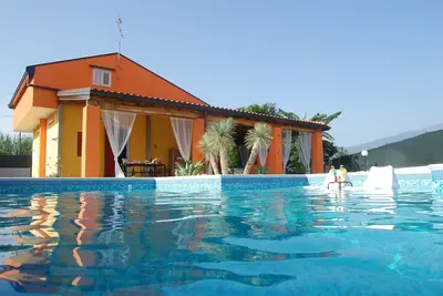 Image de Villa avec piscine à 80 mètres de la mer.