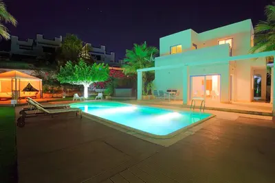 Image de Villa contemporaine moderne de 3 chambres à seulement 50 mètres de la plage.