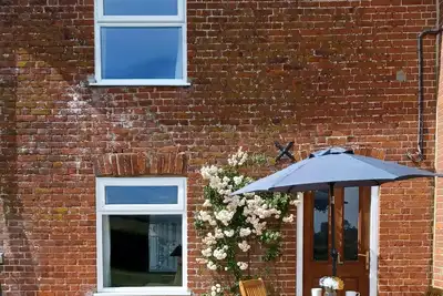 Image de Cottage tranquille mitoyen à une ferme rurale à 8 km de la côte de Suffolk