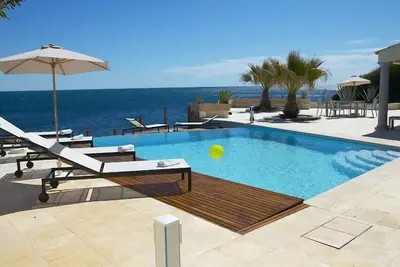 Superb villa \"pieds dans l'eau\"