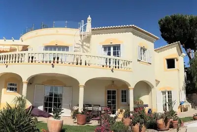 Image de Villa De Luxe 4 chambres, avec piscine chauffée et baignoire. Climatisation dans toutes les chambres.
