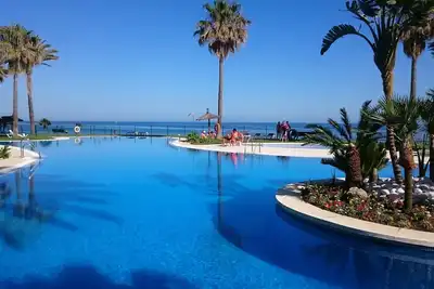 Image de plage de luxe appartement avec vue imprenable sur la mer et la piscine. Meilleur orientée sud. Wifi