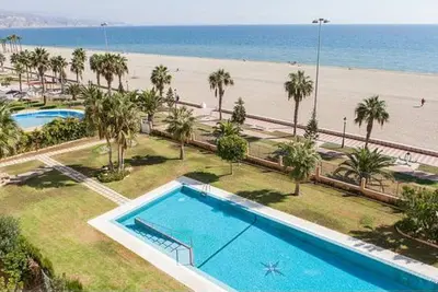 Image de Appartement en bord de mer avec piscine