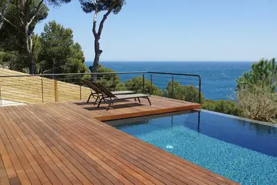 Image de Architect's villa 330m2, air-conditioned. 180° sea view, infinity pool.