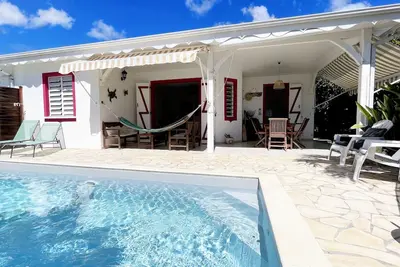 Image de maison avec piscine en bord de mer