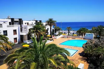 Image de Appartement confortable de 2 chambres avec une vue magnifique sur la mer depuis le salon et une connexion Wi-Fi