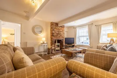 Image de Une belle et spacieuse maison de caractère de trois étages récemment rénovée