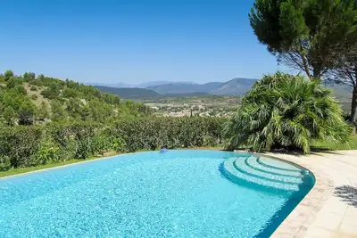 Image de Villa avec piscine privée et vue imprenable.