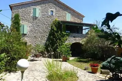 Image de Gîte en Pierre-Piscine-Nature. \n4 voyageurs