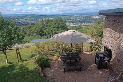Image de Grange en pierre magnifiquement convertie avec une vue imprenable vers les montagnes noires