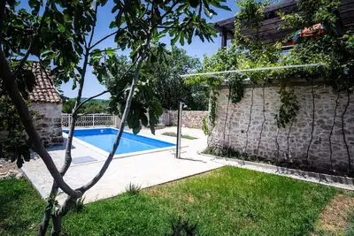 Image de Maison en pierre avec piscine pour les familles