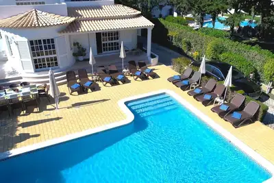 Image de Villa Tenazinha I avec piscine privée, jardin et barbecue, piscine et table de tennis