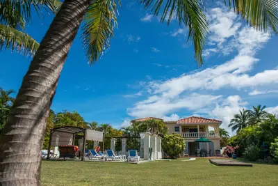 Image de Villa avec piscine privée, vues sur la mer et les brises tropicales