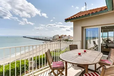 Image de Grande villa en première ligne sur plage, vue exceptionnelle, grand jardin clos