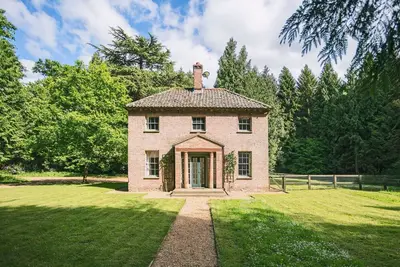 Image de Bear's Cottage est une retraite retirée de quatre chambres à Wood Norton près de Holt.