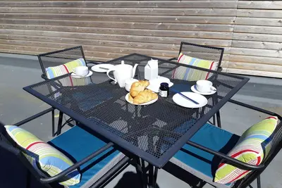 Image de Conversion de la Banque avec le toit du jardin à proximité du centre de Ancient Coaching Village