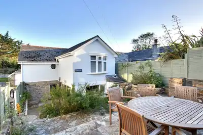 Image de Puffins Cottage, Rock est très proche de la plage, parking pour 3 voitures et jardin.