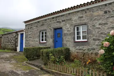 Image de Casa da Burra - C'est une maison rurale, construite en pierre de basalte.