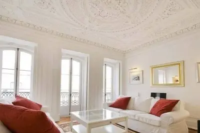 Image de Bel appartement rénové construit au début des années 1800 dans le quartier des ambassades de Lisbonne